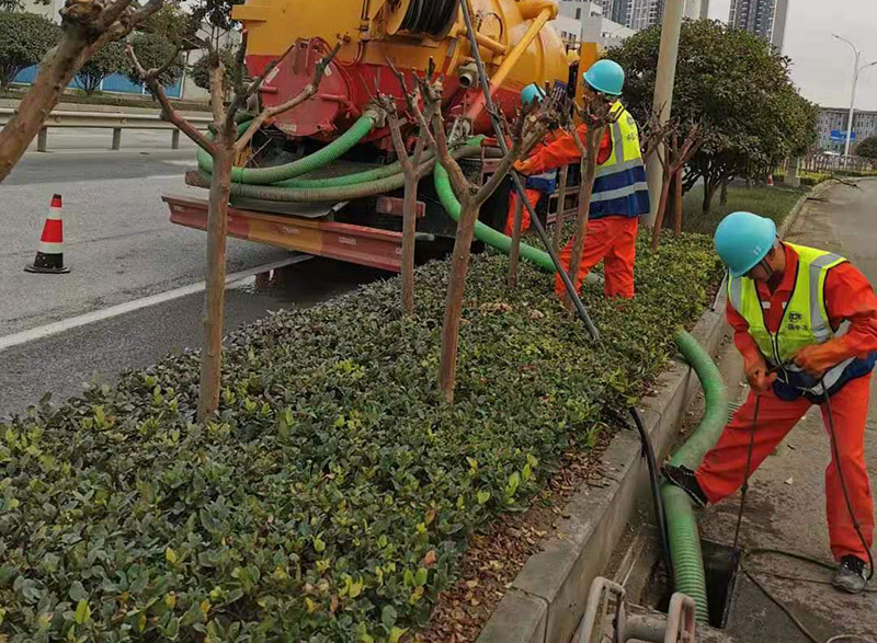 十月田镇市政管道清淤