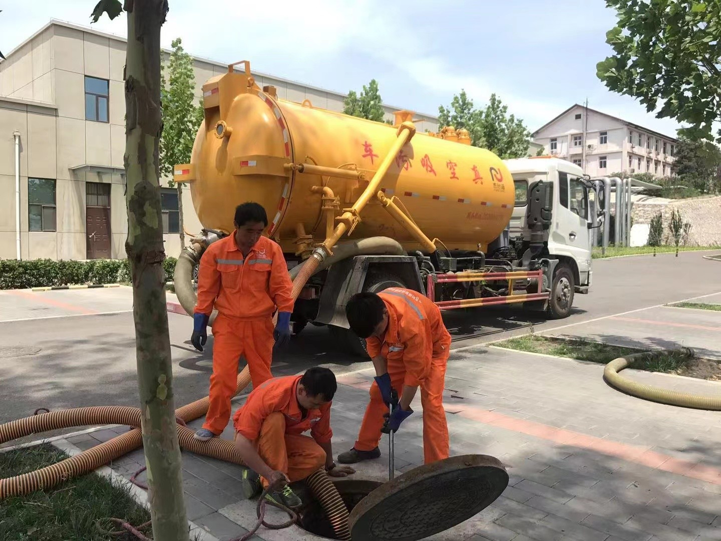 十月田镇化粪池清理与5-8吨吸粪车施工效率分析